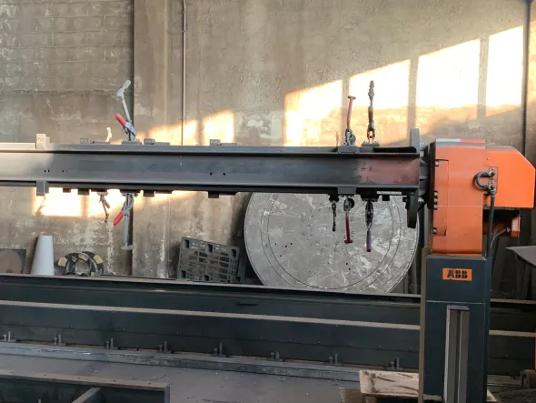 Robot di saldatura ABB su binari