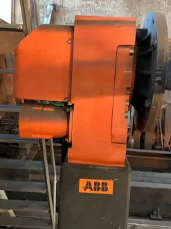 Robot di saldatura ABB su binari