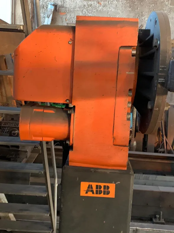 Robot di saldatura ABB su binari