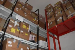 1#7624 Roltoli di tessuto e scaffali