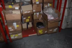 1#7624 Roltoli di tessuto e scaffali