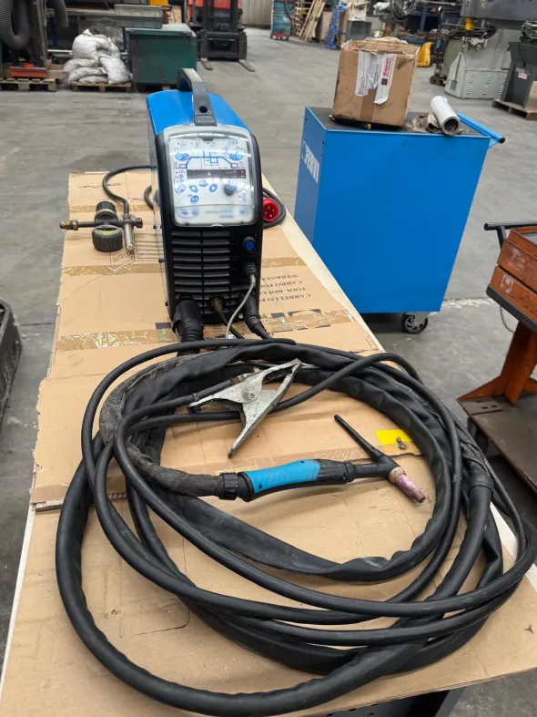 Saldatrice a TIG 410 W usata