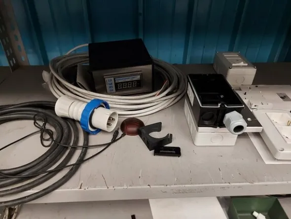 1#5598 Saldatrici al plasma e oscilloscopio
