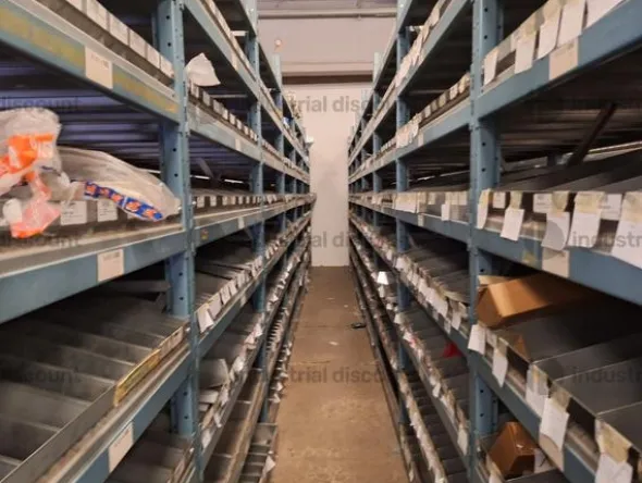 4#9183 Scaffalature e attrezzatura