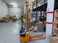 4#6135 Scaffalature e muletto elettrico Still