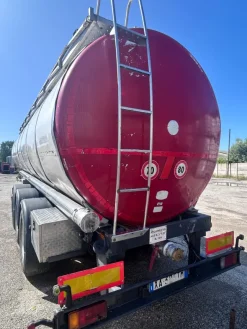 SEMIRIMORCHIO CON CISTERNA TRASPORTO LIQUIDI