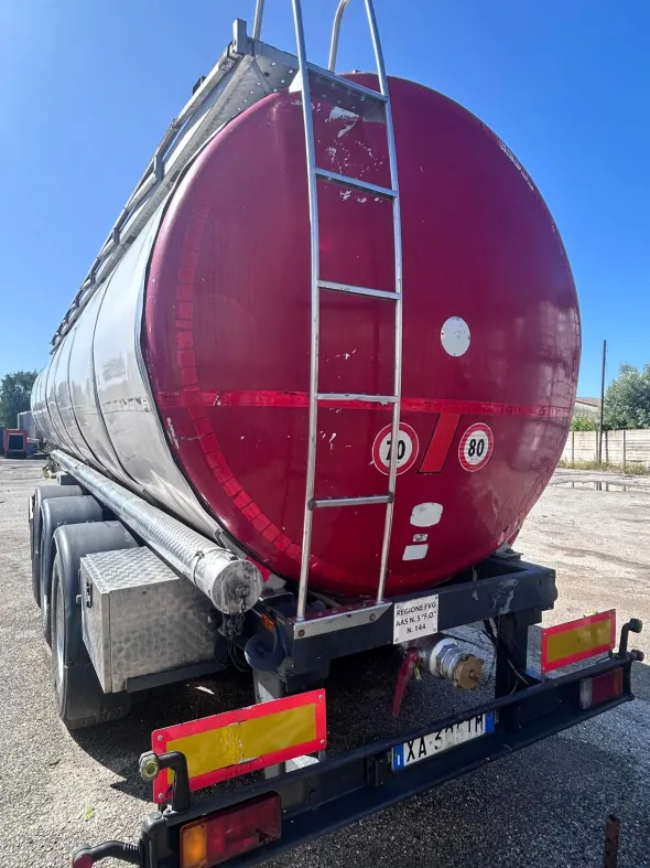 SEMIRIMORCHIO CON CISTERNA TRASPORTO LIQUIDI