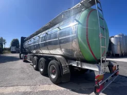 SEMIRIMORCHIO CON CISTERNA TRASPORTO LIQUIDI