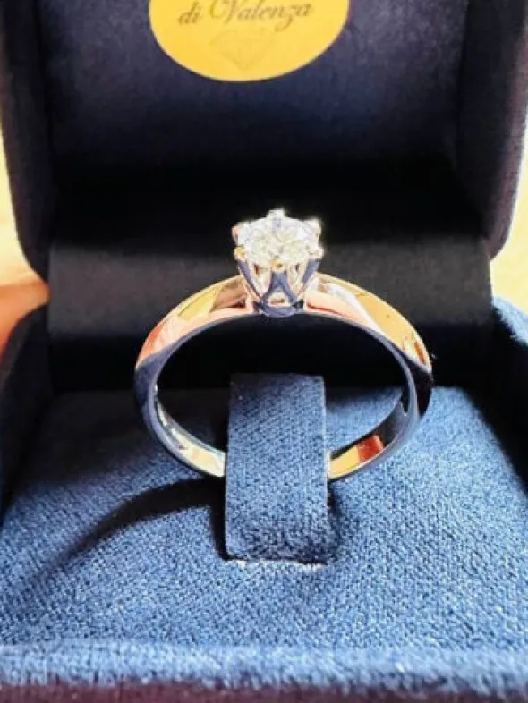 SOLITARIO IN ORO B.18K CON DIAMANTE CT. 0,60 "D" COLOR