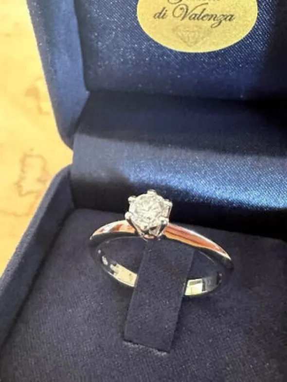 SOLITARIO IN ORO B.18K CON DIAMANTE CT. 0,60 "D" COLOR