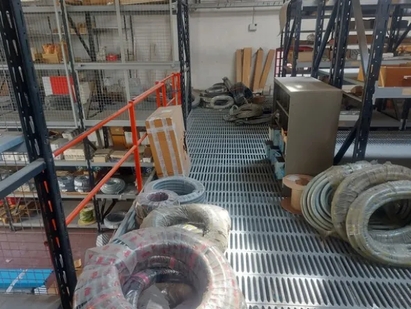 4#7887 Soppalco e scaffalature
