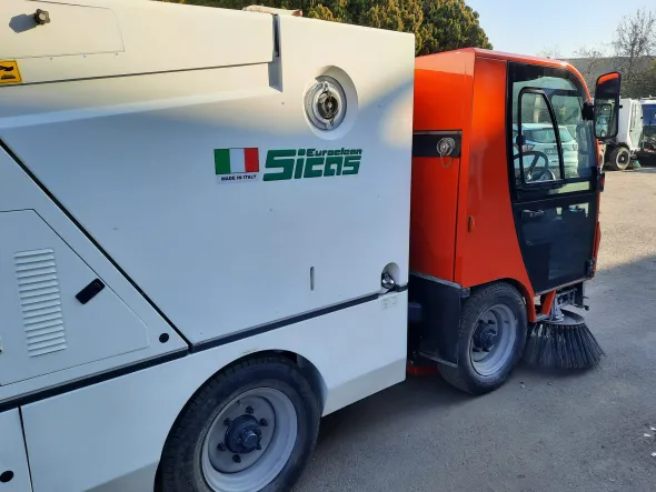 Spazzatrice aspirante snodata piccola