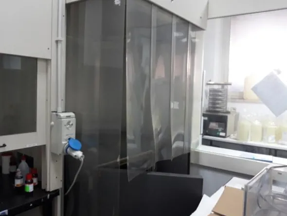 17#3675 Spettrofotometro Hitachi e centrifuga Bekman