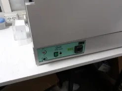 17#3675 Spettrofotometro Hitachi e centrifuga Bekman