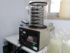 17#3675 Spettrofotometro Hitachi e centrifuga Bekman