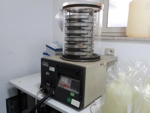 17#3675 Spettrofotometro Hitachi e centrifuga Bekman