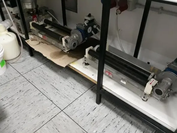 17#3675 Spettrofotometro Hitachi e centrifuga Bekman