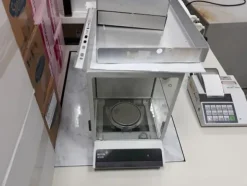 17#3675 Spettrofotometro Hitachi e centrifuga Bekman