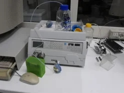 17#3675 Spettrofotometro Hitachi e centrifuga Bekman