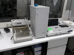 17#3675 Spettrofotometro Hitachi e centrifuga Bekman