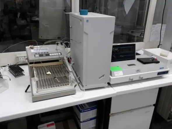 17#3675 Spettrofotometro Hitachi e centrifuga Bekman