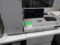 17#3675 Spettrofotometro Hitachi e centrifuga Bekman