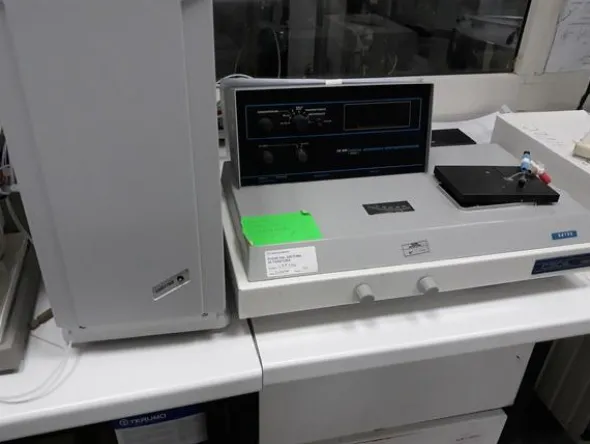 17#3675 Spettrofotometro Hitachi e centrifuga Bekman
