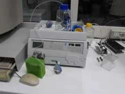 17#3675 Spettrofotometro Hitachi e centrifuga Bekman