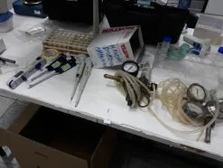 17#3675 Spettrofotometro Hitachi e centrifuga Bekman