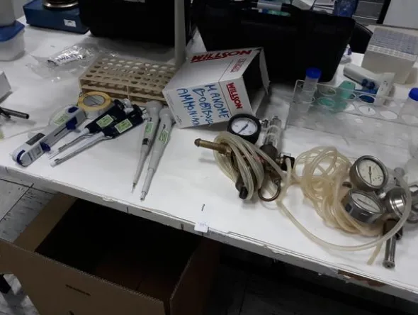 17#3675 Spettrofotometro Hitachi e centrifuga Bekman