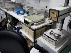17#3675 Spettrofotometro Hitachi e centrifuga Bekman