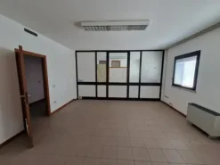 #25624 Stabile in Posizione Strategica e Visibile a Ravenna