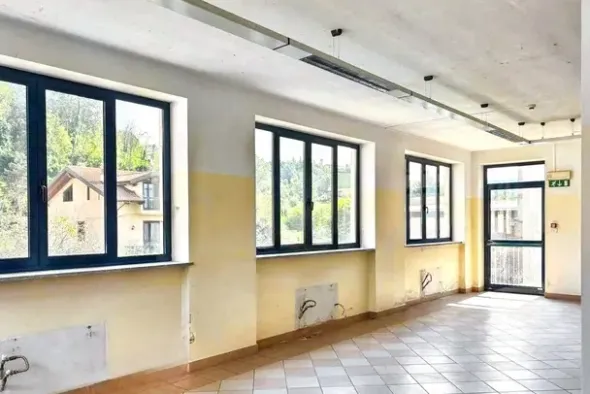 #2515003 Stabilimento produttivo con ampio piazzale