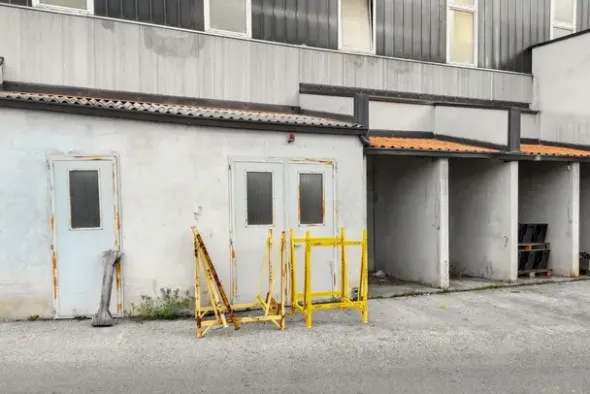 #2515003 Stabilimento produttivo con ampio piazzale