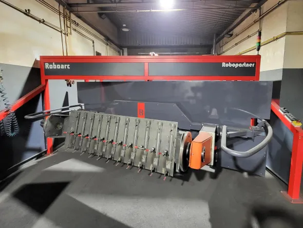 Stazione di saldatura robotizzata KUKA KR 8 R2100-2
