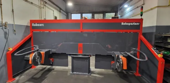 Stazione di saldatura robotizzata KUKA KR 8 R2100-2