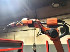 Stazione di saldatura robotizzata KUKA KR 8 R2100-2