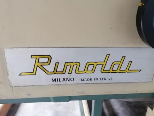 4#4368 Stenditore e macchine da cucire Rimoldi