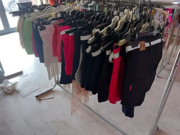 2#7928 Stock di abbigliamento e calzature uomo donna e bambino