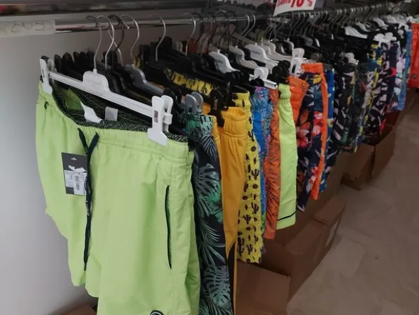 2#7928 Stock di abbigliamento e calzature uomo donna e bambino