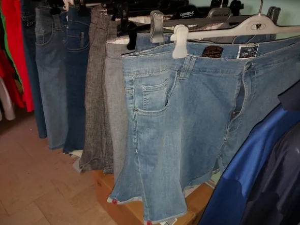 2#7928 Stock di abbigliamento e calzature uomo donna e bambino