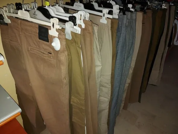 2#7928 Stock di abbigliamento e calzature uomo donna e bambino