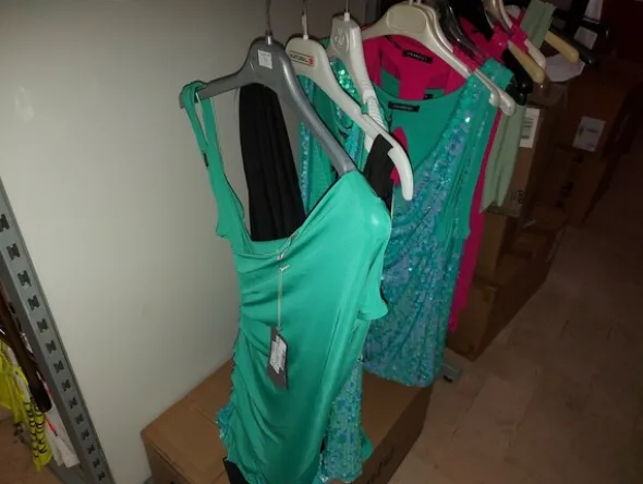 2#7928 Stock di abbigliamento e calzature uomo donna e bambino