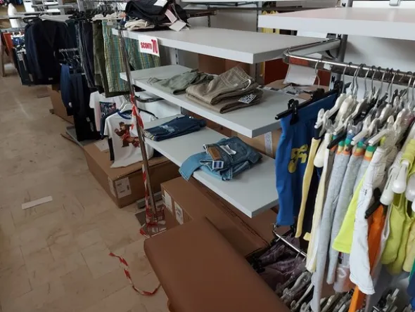 2#7928 Stock di abbigliamento e calzature uomo donna e bambino