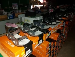 2#7928 Stock di abbigliamento e calzature uomo donna e bambino