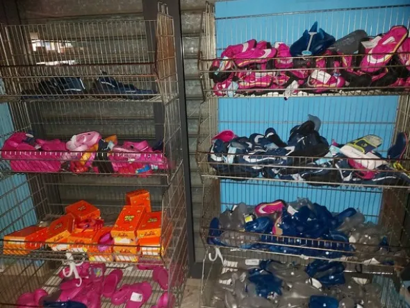 2#7928 Stock di abbigliamento e calzature uomo donna e bambino