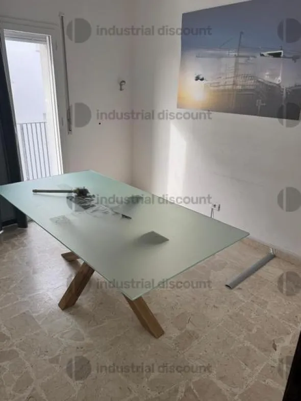 6#10133 Stock di arredi ed attrezzature da ufficio.
