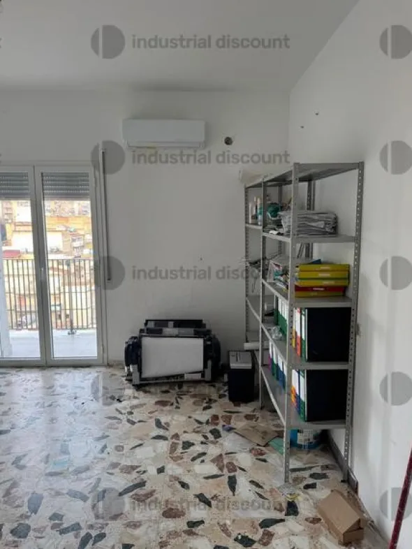 6#10133 Stock di arredi ed attrezzature da ufficio.