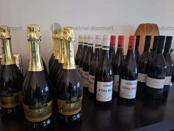 1#9692 Stock di bottiglie di vino, attrezzature e arredi per la ristorazione