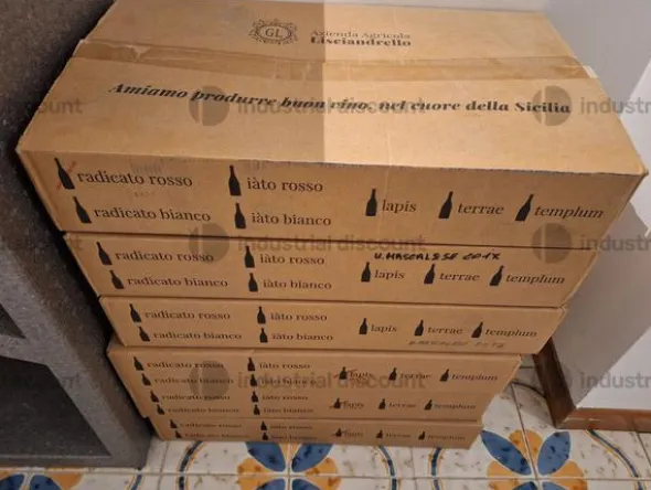 1#9692 Stock di bottiglie di vino, attrezzature e arredi per la ristorazione